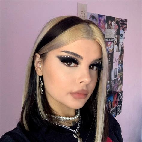 See pictures of the hottest hairstyles, haircuts and colors of 2021. skunk hair | Haarfarben strähnchen, Haar streifen, Grunge ...