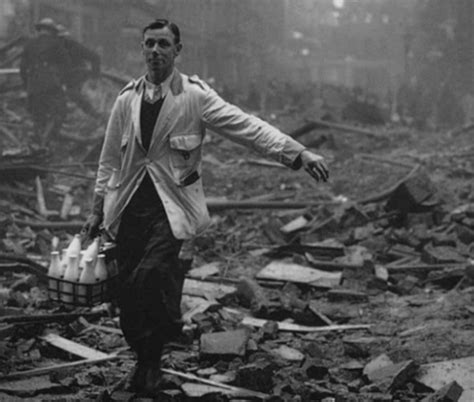 Fotoğraf 2 Dünya Savaşında Patlama Sonrası İşine Devam Eden Sütçüyü mü