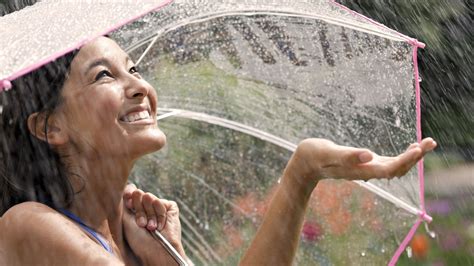 hình nền phụ nữ ở ngoài trời đàn bà mưa ô mỉm cười nhìn lên vui vẻ 1920x1080 aliceche