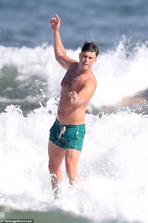 Scarlett Johansson S Fiance Colin Jost Shows Off His Physique As He