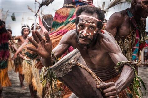 Alat musik dari papua satu ini begitu unik, terbuat dari bahan bambu wulu. 11 Alat Musik Papua - Lengkap Beserta Penjelasan, Gambar, dan Mitos