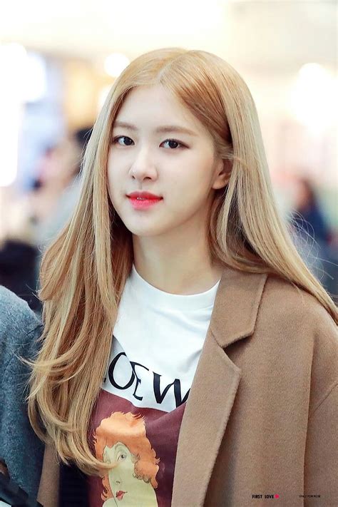 Rosé has also enjoyed a successful independent career while amassing a large following. Pin oleh Jugu di Rose Blackpink Airport Style | Selebriti ...