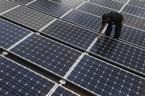 Petugas Memeriksa Panel Surya Solar Cell Di Gedung Esdm Jakarta