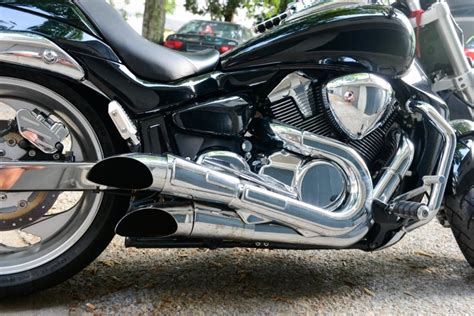 Its round shaped headlight and streamlined headlight cover forms the face of this bike. Suzuki INTRUDER VZR M1800R 1800 cm3, 2007 god.