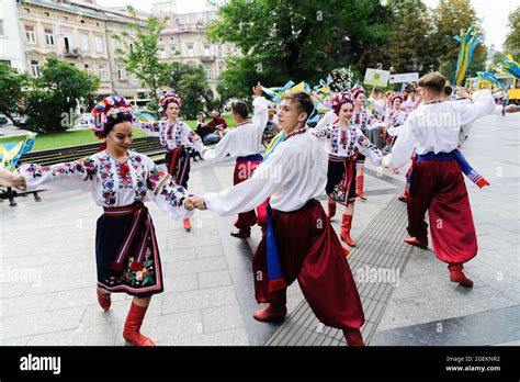 lviv ucrania 20th de agosto de 2021 hombres y mujeres ucranianos con ropa tradicional actúan