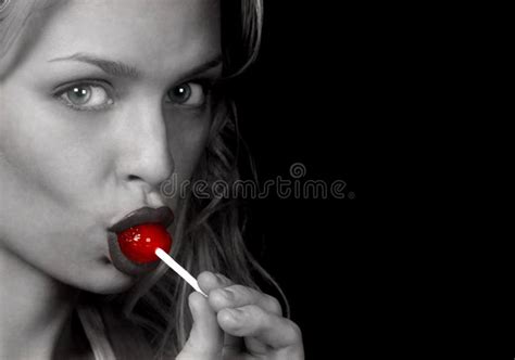 La Donna Succhia Il Lollipop Fotografia Stock Immagine Di Copia Succhiamento 2357448