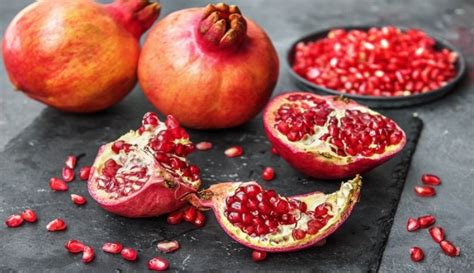 Tak heran jika banyak orang menggemari buah delima karena manfaat kesehatan yang dimilikinya. 6 Manfaat buah delima untuk mengatasi berbagai penyakit ...