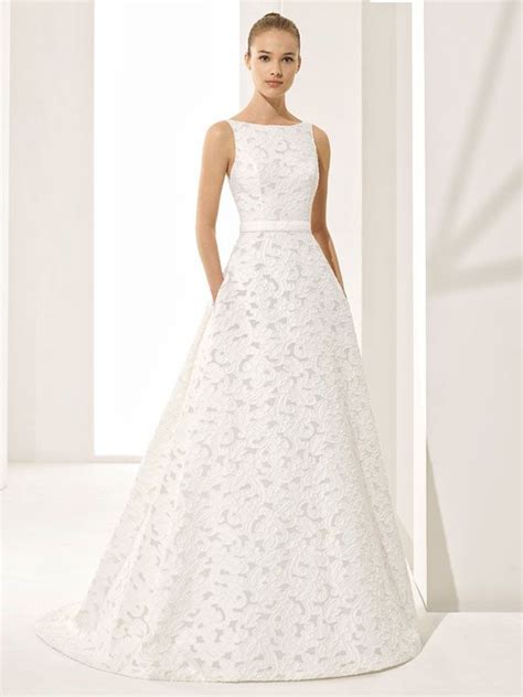 We did not find results for: Elegantes hochgeschlossenes Brautkleid mit raffinierter ...