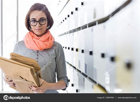 Businesswoman Holding Envelopes In Locker Room — Stock Photo