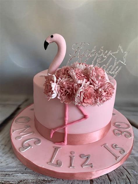 We used a pale pink modelling / gum paste (fondant with cmc powder added) to create the chic flamingo head and the pretty pale pink roses dotted around this flamingo cake were from the orange grove flower shop in hessle. Pink Flamingo - cake by Roberta - CakesDecor