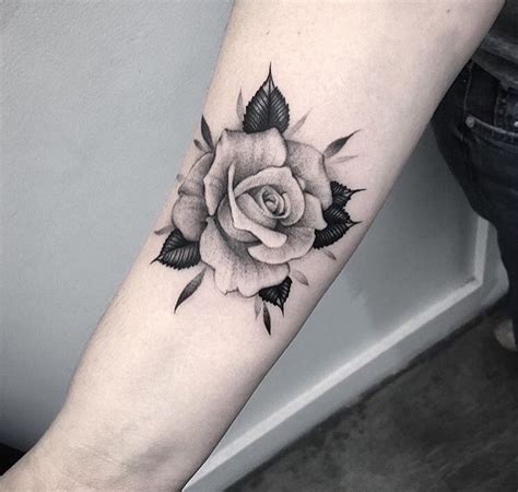Black And White Rose Tattoo On Forearm Fotos De Tatuajes Tatuajes