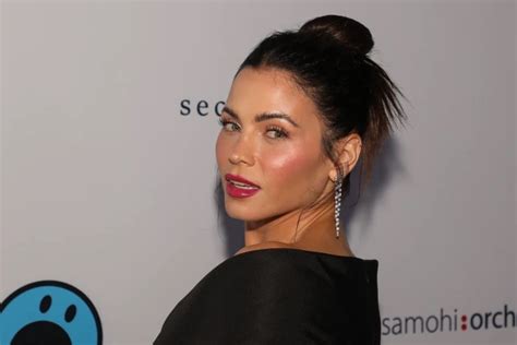 In A Green Biкini Jenna Dewan Welcomes August By Displaying Her Toned Abs
