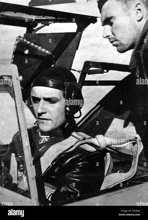 fighter pilot hans joachim marseille dans ses avions messerschmitt me 109 en afrique du nord