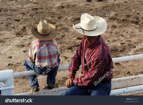 Cowboy Father Son Watching Rodeo Action Foto Stock 750512 Shutterstock