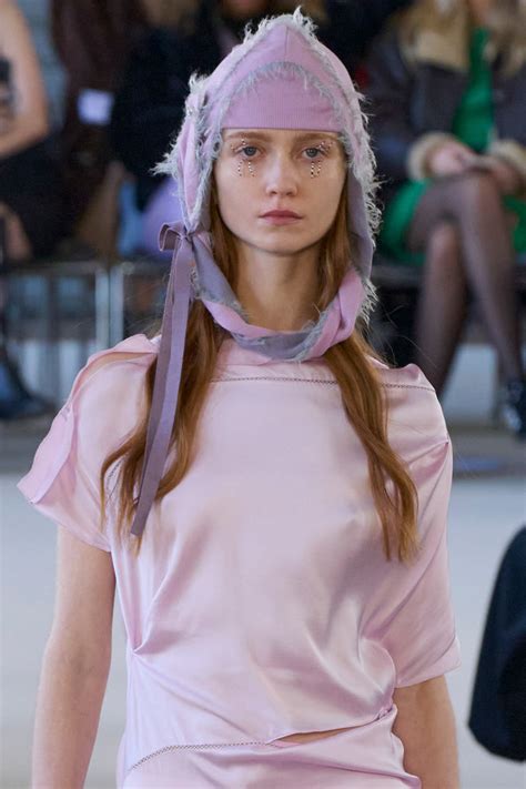 Weird And Wonderful Beauty Trend For Fall 2023 Photos