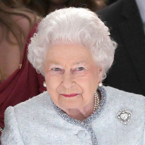 Queen Elizabeth Ii Made A Surprise Appearance At London Fashion Week Next To Anna Wintour Santa