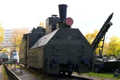 Vieille locomotive blindée image stock Image du roue 33432821