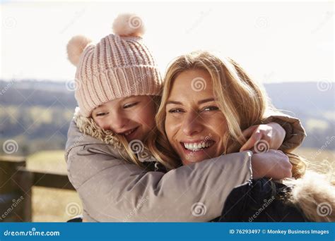 Retrato De La Madre Y De La Hija Que Abrazan En El Campo Imagen De