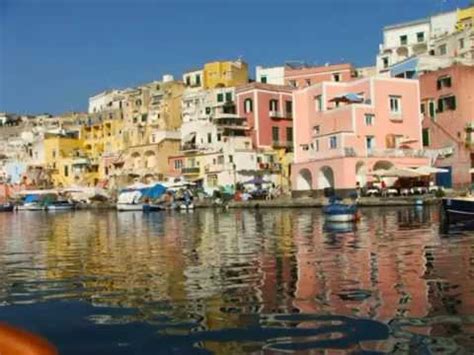 Informazioni e consigli per visitare l'isola più piccola del golfo di napoli. Isola di Procida giro in barca - YouTube