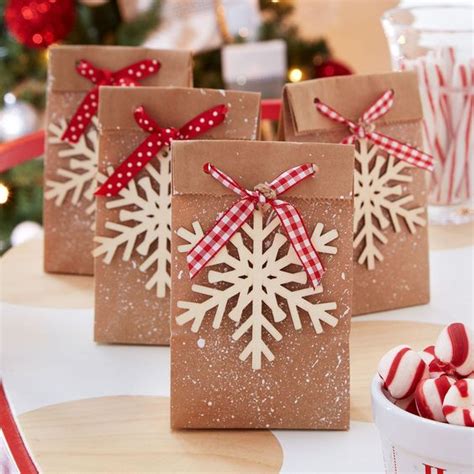 Ver más ideas sobre decoración navideña, manualidades navideñas, adornos navideños. 13 Ideas de cómo decorar bolsas de papel para regalos de navidad ~ Haz Manualidades