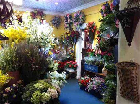 Gives a full overview of the topic and a comparison of the meanings of flowers from a selection of language of flowers books in the rhs lindley libraries. The Flower Petaler in St. Charles, MO - Service Noodle