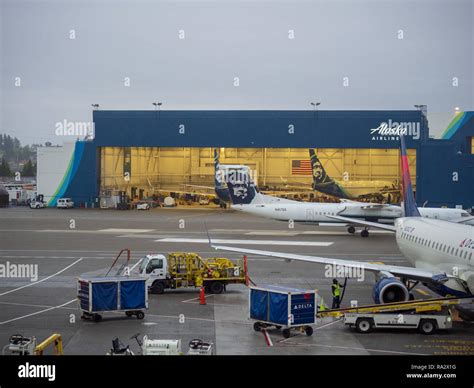 Alaska Airlines Plane At Terminal Hi Res Stock Photography And Images