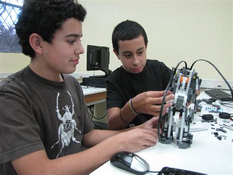 Brindamos experiencias educativas de calidad a través de nuestros talleres de robótica para niños y adolescentes, con kits de lego (duplo, wedo 2.0, ev3 mindstorms), y arduino. Talleres de verano enseñarán robótica a niños | Hoy en el TEC