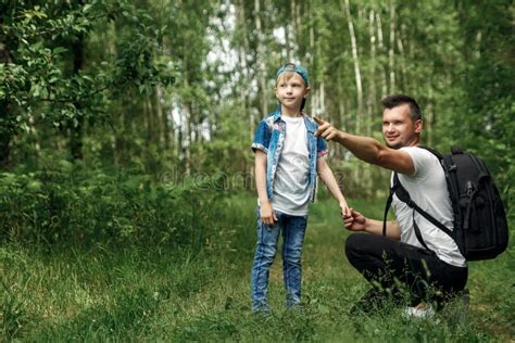 Un Hombre Con Una Mochila Un Padre Y Su Hijo En Una Caminata