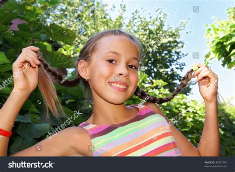 Cheerful Preteen Girl Showing Her Braids Photo De Stock Modifiable 30347287