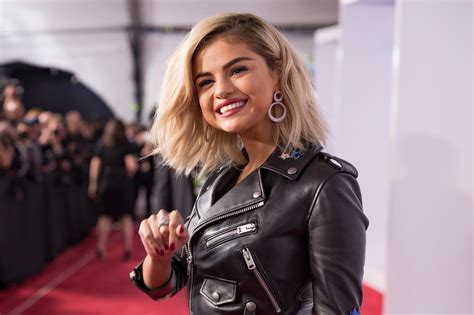 Earlier today, selena gomez tricked us into thinking she chopped her hair and got short, wispy bangs by posing with her new… turns out, selena actually went blonde. Blonde Selena Gomez Wallpapers — Celeb Lives