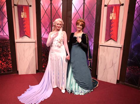 Photos Anna And Elsa Debut New Frozen 2 Costumes At Character Close