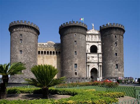 5 Reasons To Visit Naples Italy