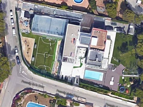 El todavía futbolista del barcelona y su familia residen en una casa que compraron en 2009 y en la que se gastaron seis millones de euros solo en reformas. ¡Qué casita Leo! Mirá la vista aérea de la mansión de ...