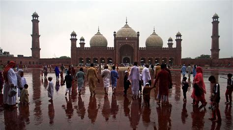 A massive number people submit prayers at hazratbal that houses the holy relic. Four Day Holiday Announced for Eid-ul-Fitr 2019