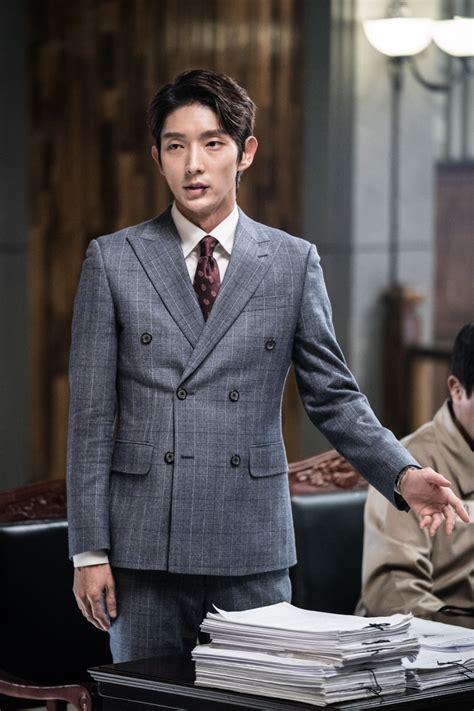 Lee Joon Gi Smiles In Handcuffs And Shows Confidence In The Courtroom