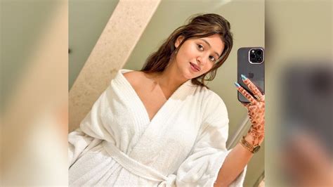 Anjali Arora Gave Killer Pose In Bathrobe Fans Said Now MMS Will Be Leaked From The Hotel