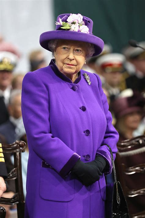 Así fue la historia de amor de la actual reina de inglaterra y el príncipe felipe. La reina Isabel II cae rendida al color del 2018 - Look