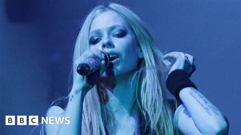 Avril Lavigne Says Having Lyme Disease Has Been The Worst Time Of Her Life Bbc News