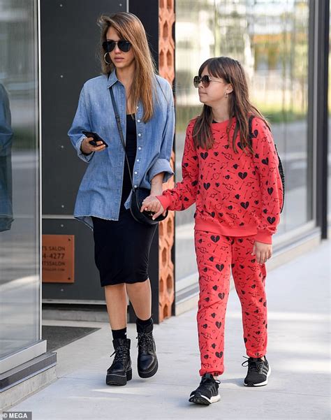 Jessica Alba And Lookalike Daughter Honor 10 Enjoy Pamper Session In La Daily Mail Online