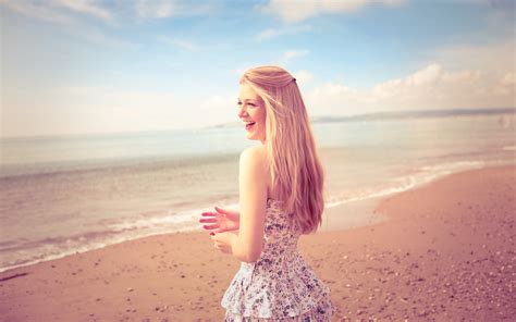 デスクトップ壁紙 日光 屋外の女性 モデル ブロンド 日没 海 長い髪 砂 愛 ビーチ ドレス 笑う 朝 ピンク 感情 休暇 ロマンス 女の子 美しさ