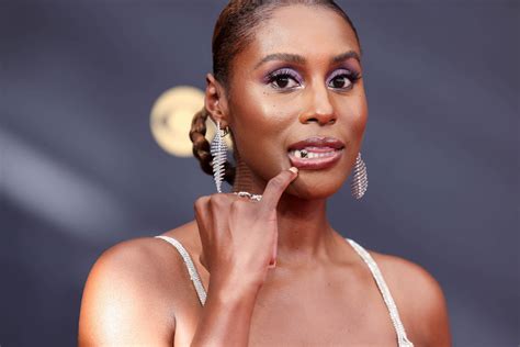 Issa Rae Wore A 3 Purple Eye Shadow To The 2021 Emmys Allure