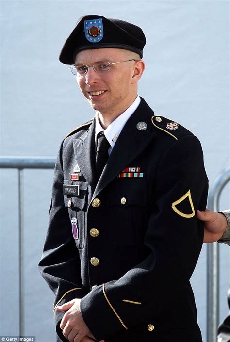 Chelsea Manning Shares Gender Transition Story From Inside Fort Leavenworth Prison Daily Mail