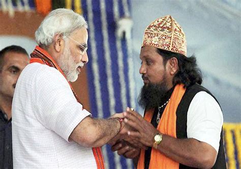 Narendra Modi Politely Refuses To Take Kaffa From A Muslim Supporter