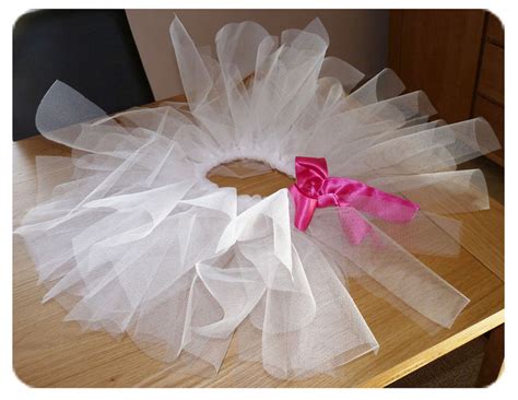 Elle est tout simplement en tulle, montée sur une doublure élastiquée. Comment coudre du tulle