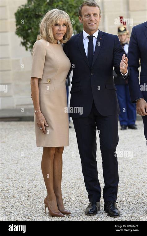 El Presidente Francés Emmanuel Macron Y Su Esposa Brigitte Macron En El