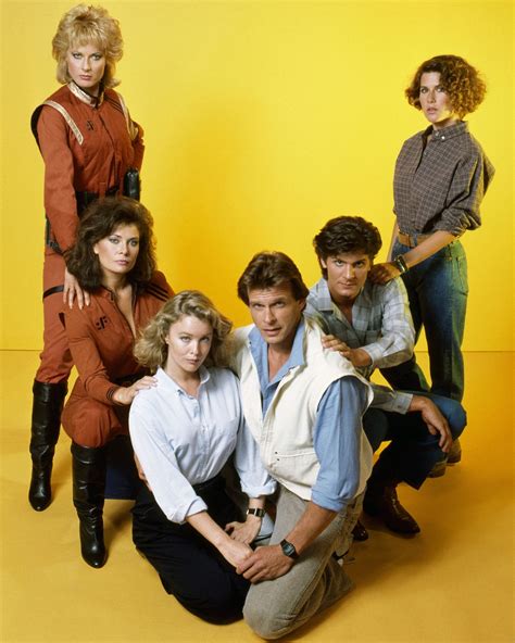 V is very broad at times, but that's not problematic. V Cast / Kyle / Diana (HQ) | Jane Badler V Diana ...