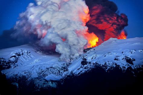 Captivating Views Of The Eyjafjallajokul Volcanic Eruption