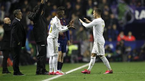 Liga Eden Hazard Real Madrid sort du terrain en boitant et inquiète
