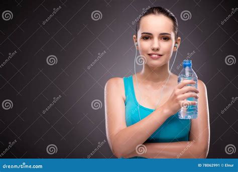 The Woman Doing Sports With Bottle Of Fresh Water Stock Image Image Of Female Action 78062991