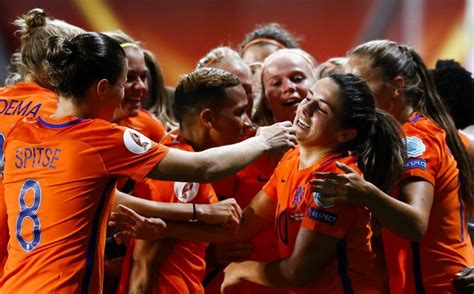 Denemarken zit bij de beste vier ploegen van het europees kampioenschap. Oranjeleeuwinnen in EK voetbalfinale tegen Denemarken live ...